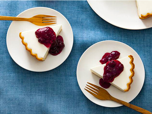 レアチーズケーキ クランベリーソースがけ