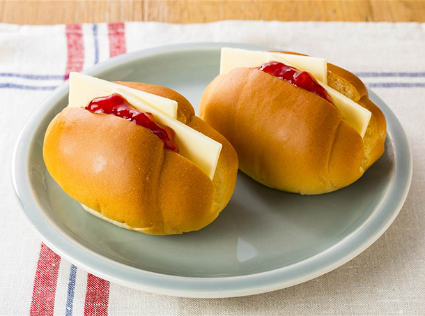 いちごバターロールサンド