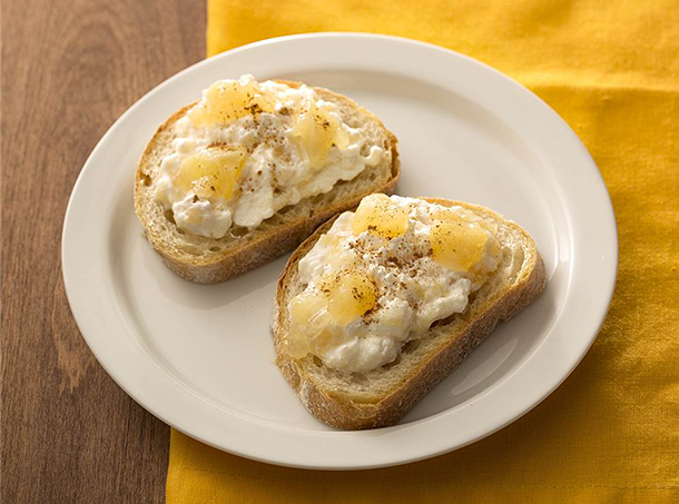 白桃とホイップクリームのタルティーヌ