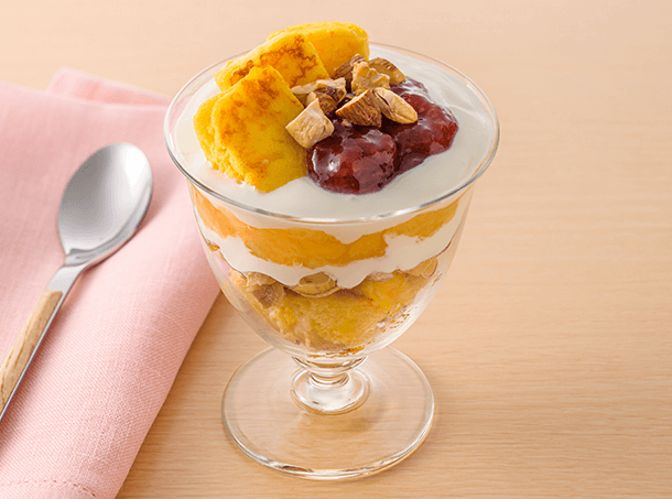 桃といちごのフレンチトーストパフェ