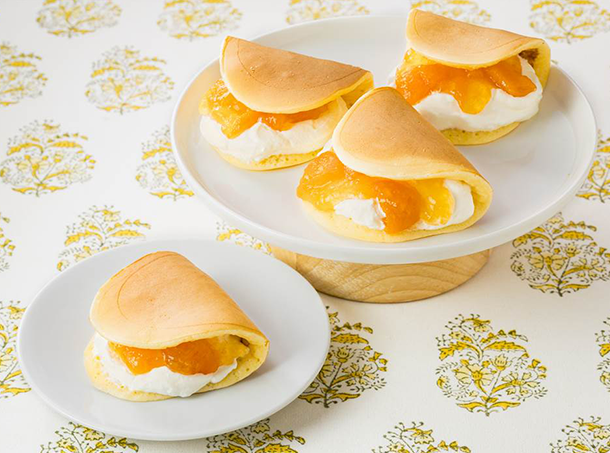 アンズと生クリームのワッフルサンド